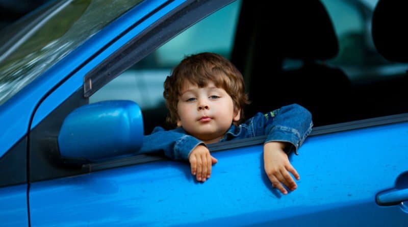 Ребёнок на переднем сиденье машины